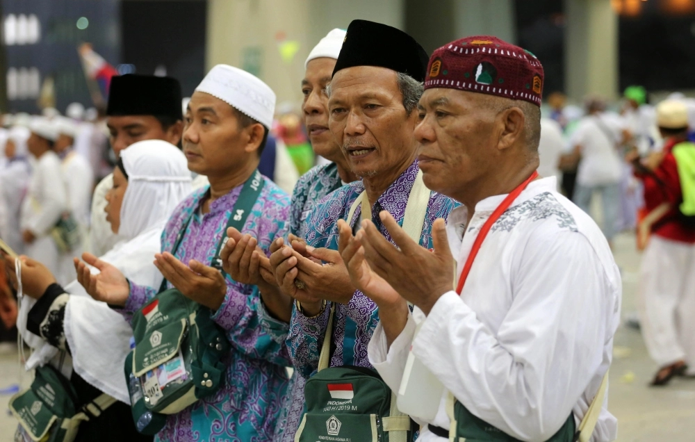 حجاج خلال رميهم الجمرات في ثاني أيام التشريق أمس (د ب أ)