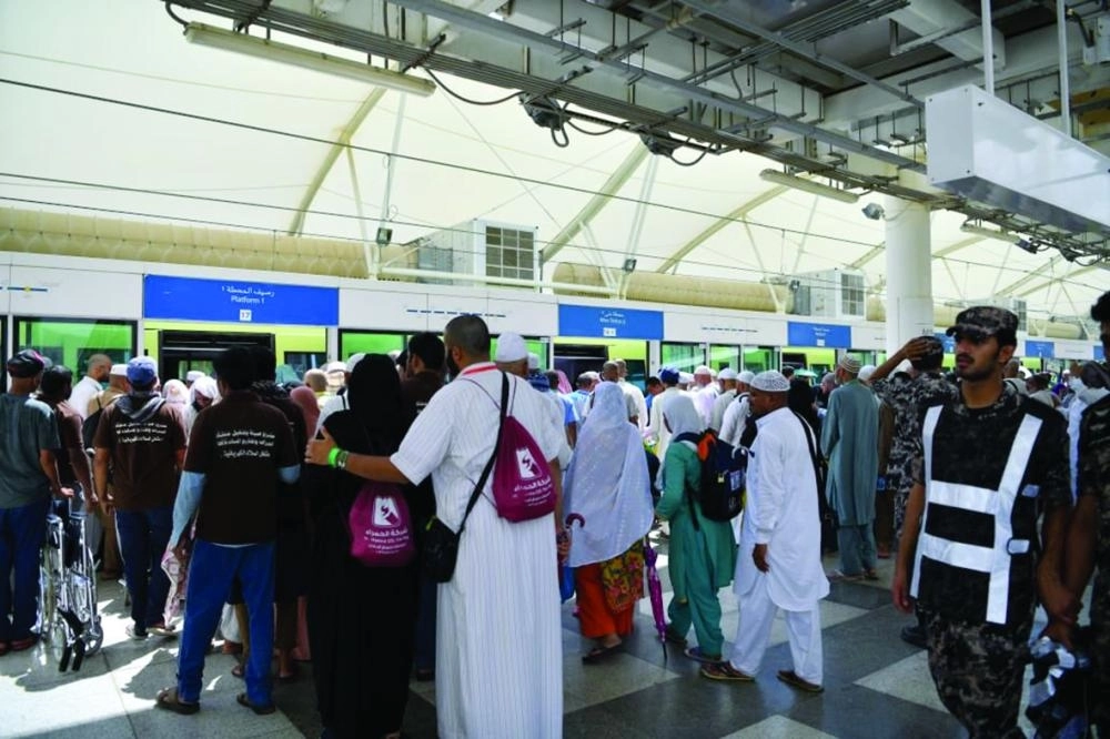 






حجاج في إحدى محطات القطار                                          (مكة)