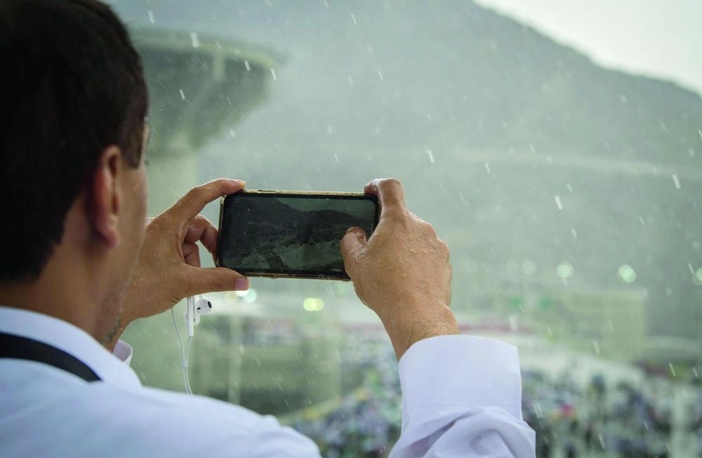 






حجاج يوثقون أداء النسك بالصور                                                                              (واس)