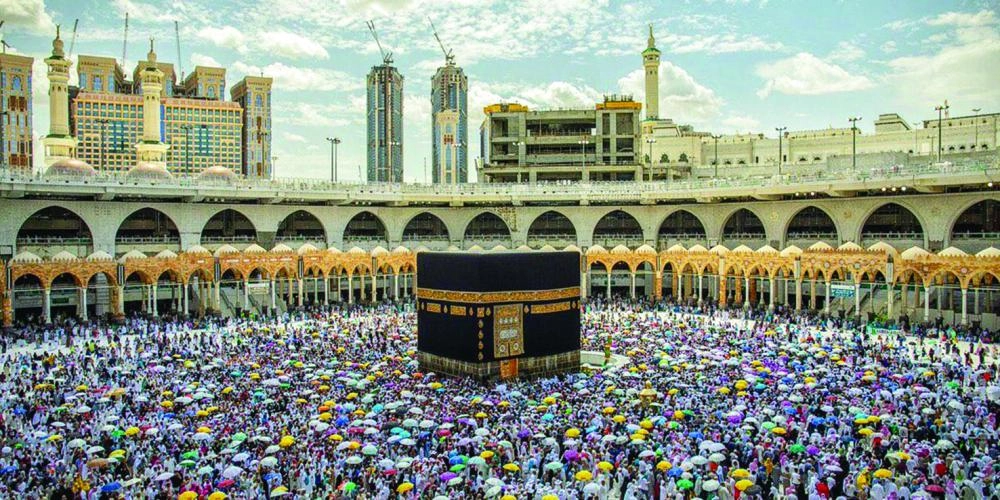 الحجاج المتعجلون خلال طواف الوداع أمس (أنس الحارثي)