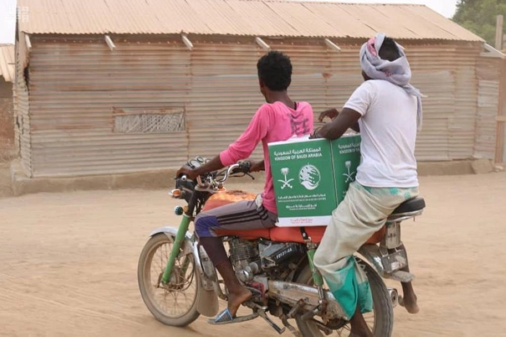 اثنان من المستفيدين من السلال السعودية (واس)