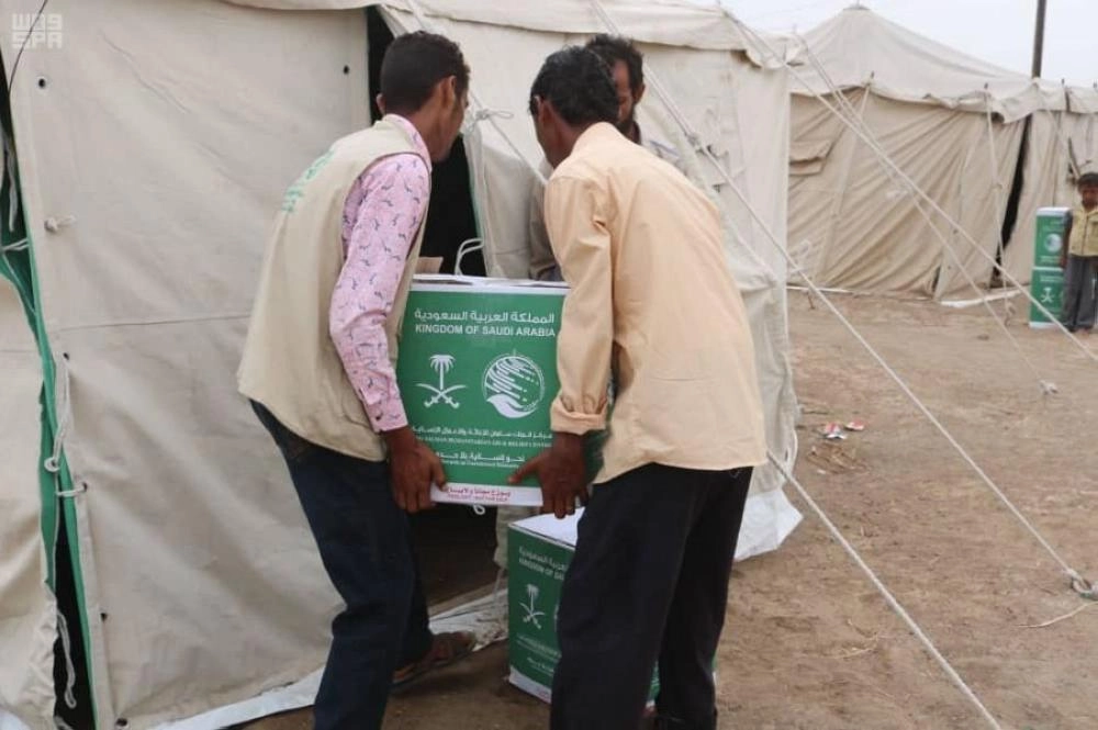 






فريق مركز الملك سلمان يوزع السلال                                                                    (واس)