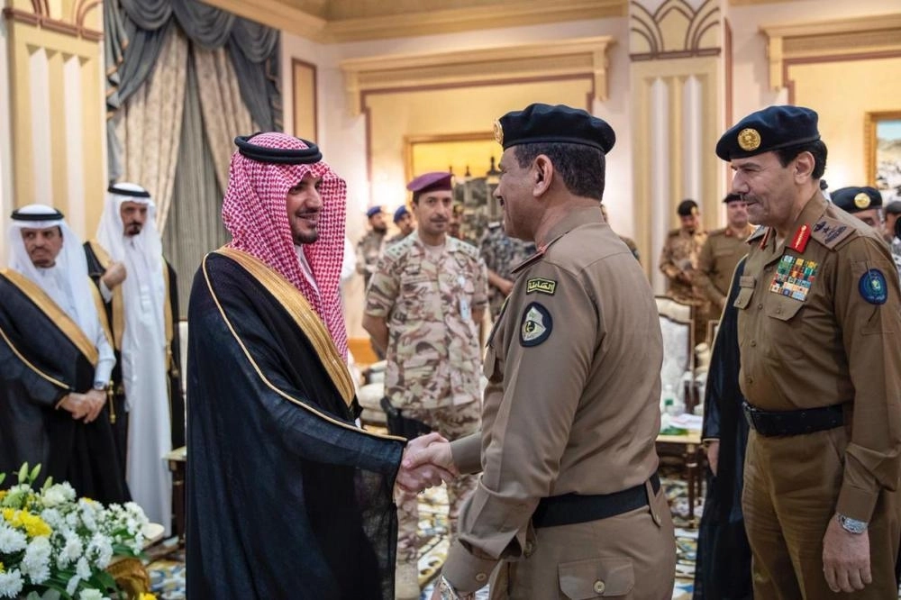 عبدالعزيز بن سعود مصافحا قيادات أمن الحج  (واس)