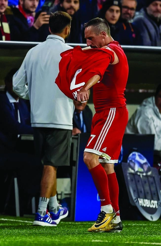 






ربيري يخلع القميص اعتراضا على استبداله                          (مكة)