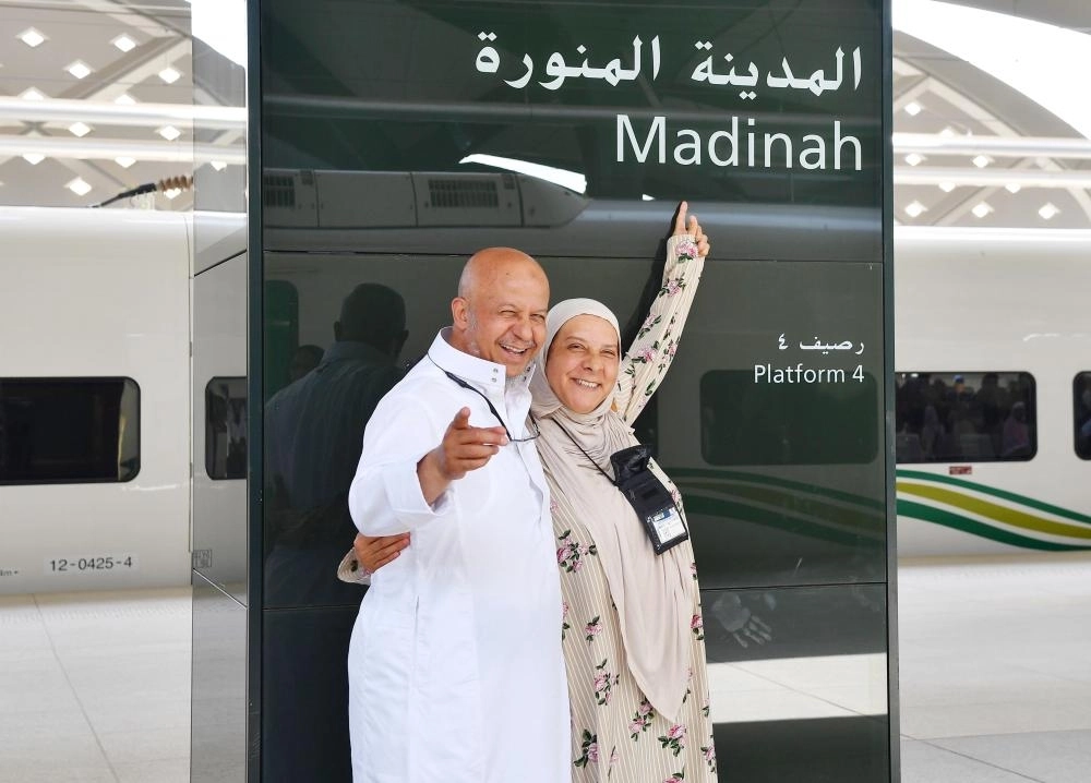 






فرحة حاجين بوصولهما إلى المدينة المنورة عبر قطار الحرمين بعد إتمام مناسك الحج                    (واس)