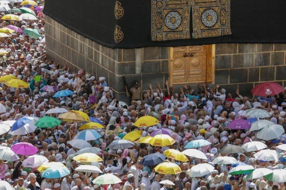 الحجاج يودعون مكة بطوافهم في المسجد الحرام