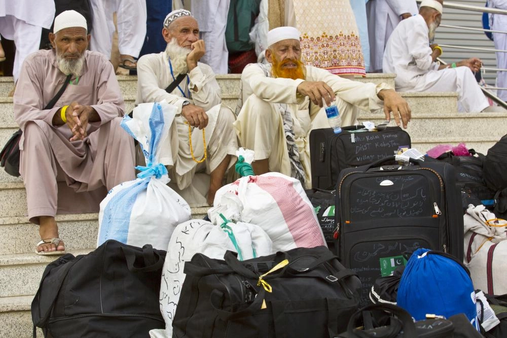 حجاج لدى مغادرتهم مكة المكرمة أمس (أنس الحارثي)