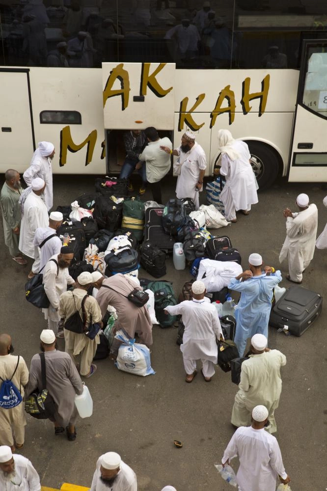 حجاج لدى مغادرتهم مكة المكرمة أمس (أنس الحارثي)
