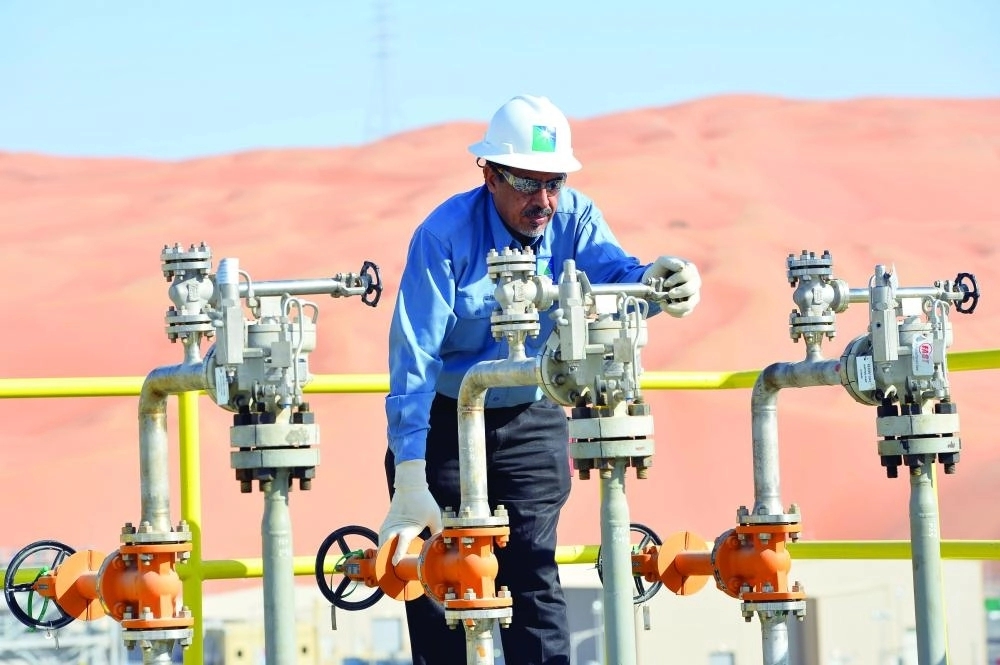 مهندس في أرامكو يعمل بحقل الشيبة (أرامكو)