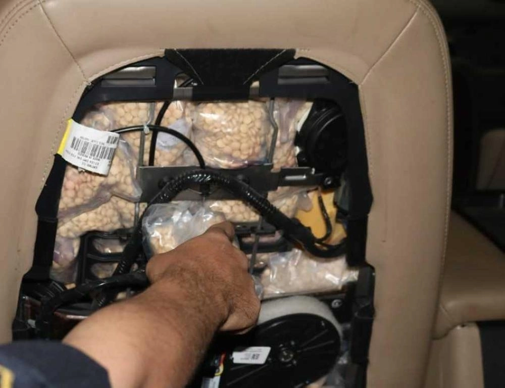 






رجل الجمارك خلال ضبطه حبوب الكبتاجون                                (مكة)