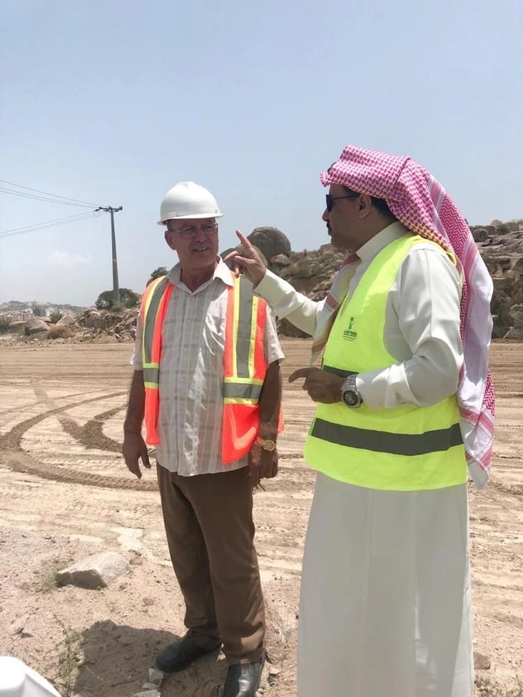 مطلق الشراري خلال جولة على المشاريع (مكة)