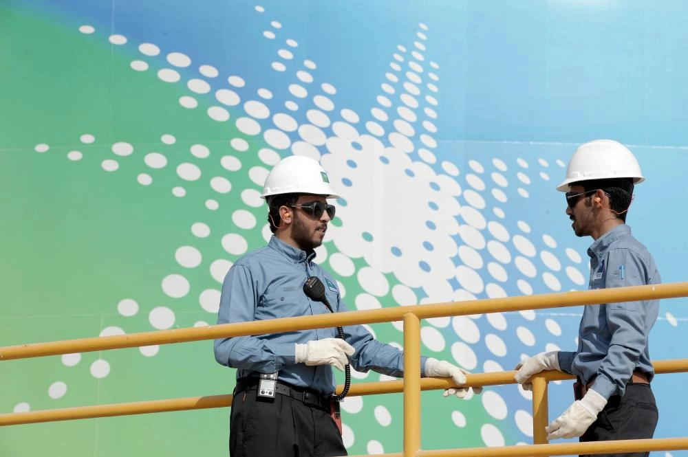 






مهندسان أمام إحدى منشآت أرامكو                   (مكة)