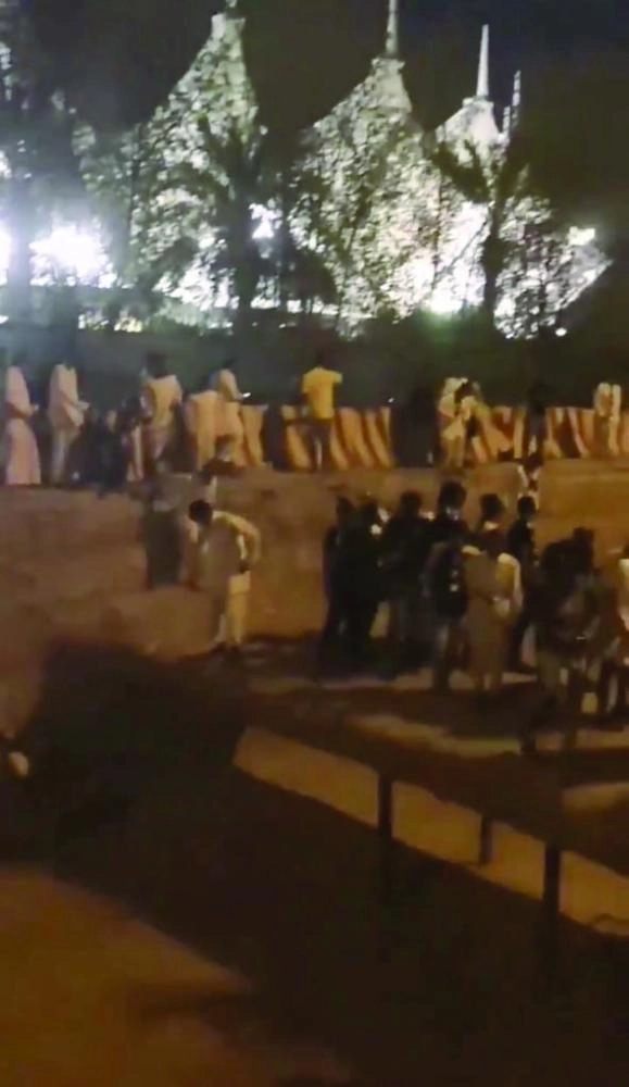 لقطة من معاناة الجماهير في الوصول إلى ملعب الملك فهد في مباراة النصر أمام الوحدة الإماراتي