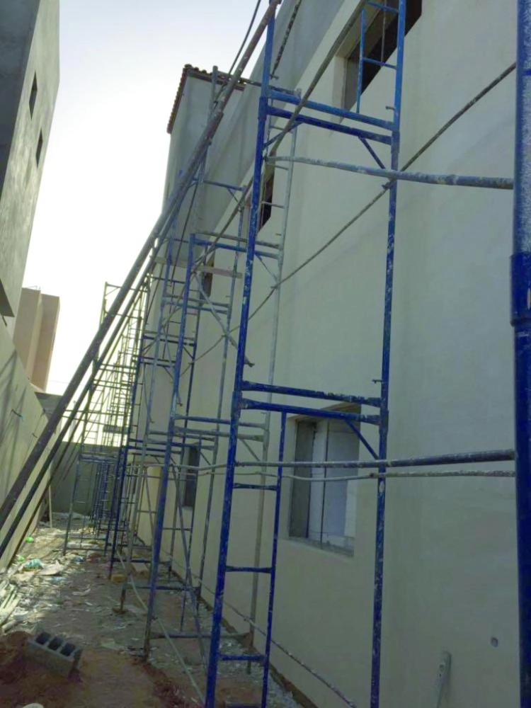 أثناء عزل جدار أحد المباني (مكة)