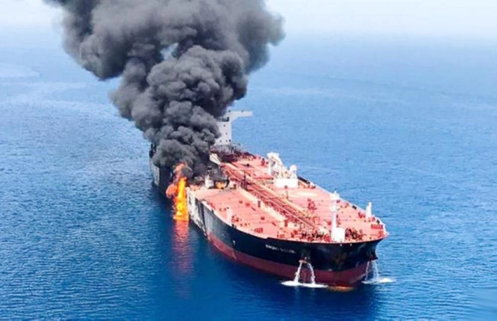 






الدخان يتصاعد من ناقلة نفط تعرضت لهجوم عند خليج عمان                                                 (مكة)