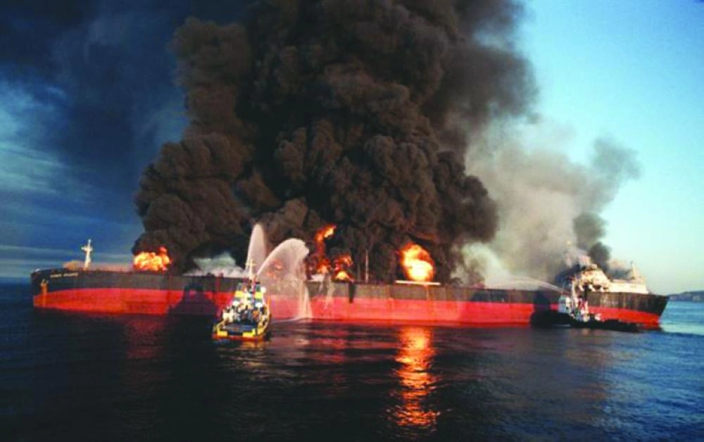 سفينة سنغافورية مشتعلة بعدما اعتدت عليها سفينة إيرانية عام 1987