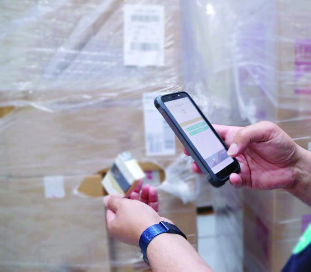 






أثناء التأكد من الأختام الضريبية على السجائر (هيئة الزكاة)