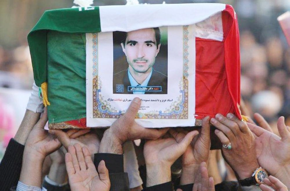 






أهالي أمجيد شهرياري يرفعون صوره                                                   (مكة)