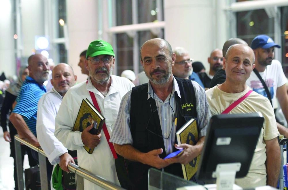 






عدد من الحجاج بعد حصولهم على بعض الهدايا العينية                                                  (واس)