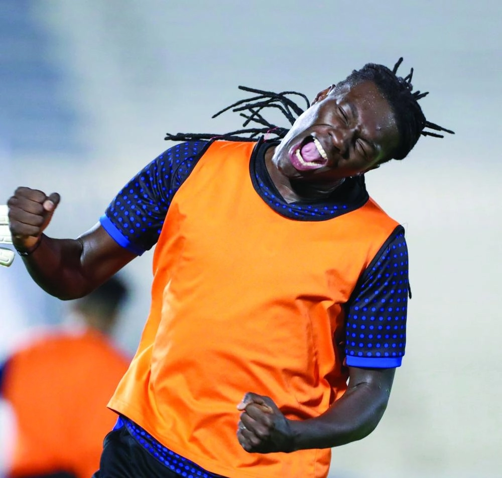 قوميز يحتفل في تدريبات الهلال (إعلامي الهلال)