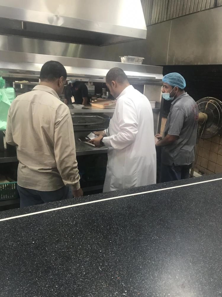 أمانة جدة تنذر 62 منشأة غذائية ضمن 69 جولة رقابية