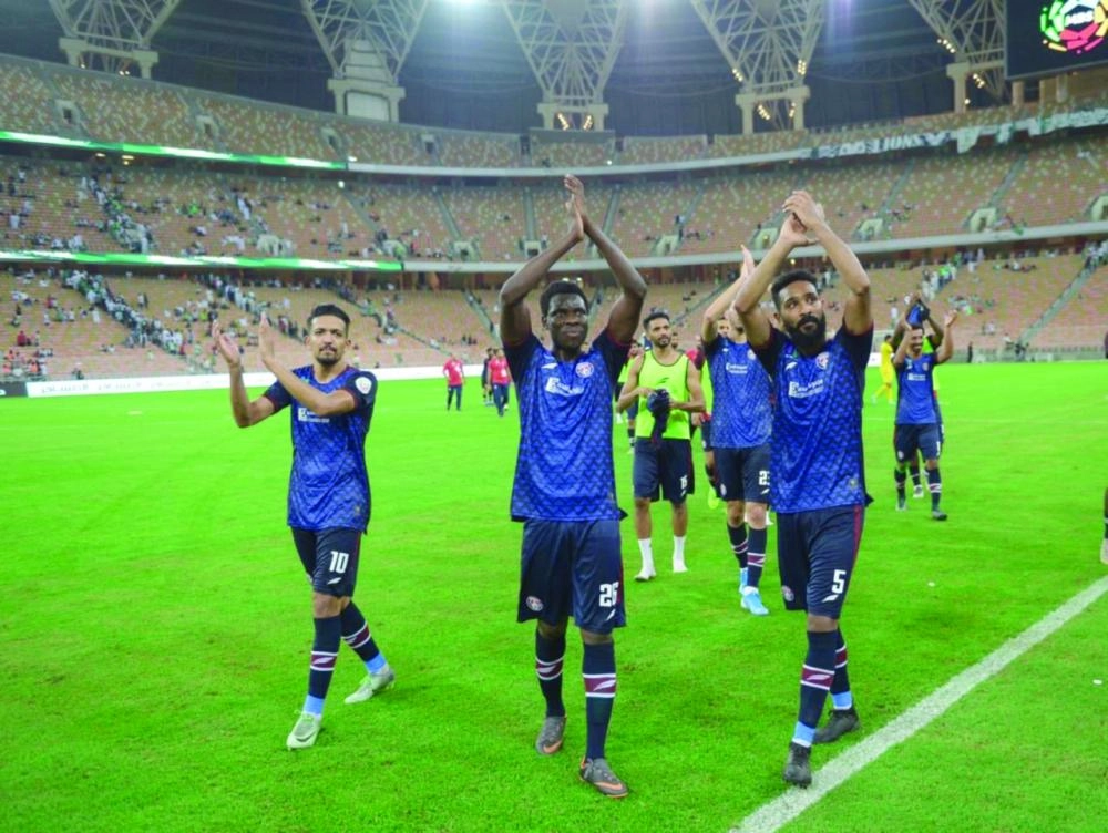 لاعبو العدالة يهنئون جماهيرهم عقب التعادل مع الأهلي (مكة)