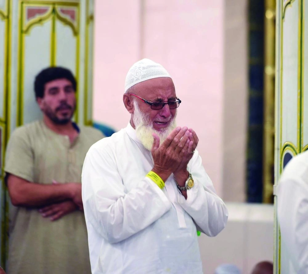 خشوع وطمأنينة وبكاء تسبق لحظات وداع الحجاج (واس)