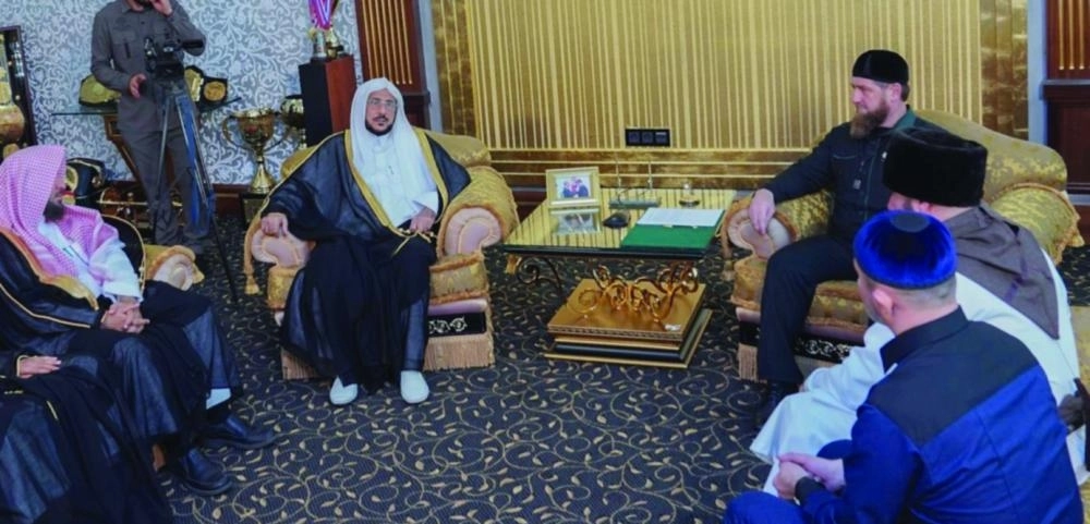 






 رمضان قديروف خلال استقباله عبداللطيف آل الشيخ                      (واس)