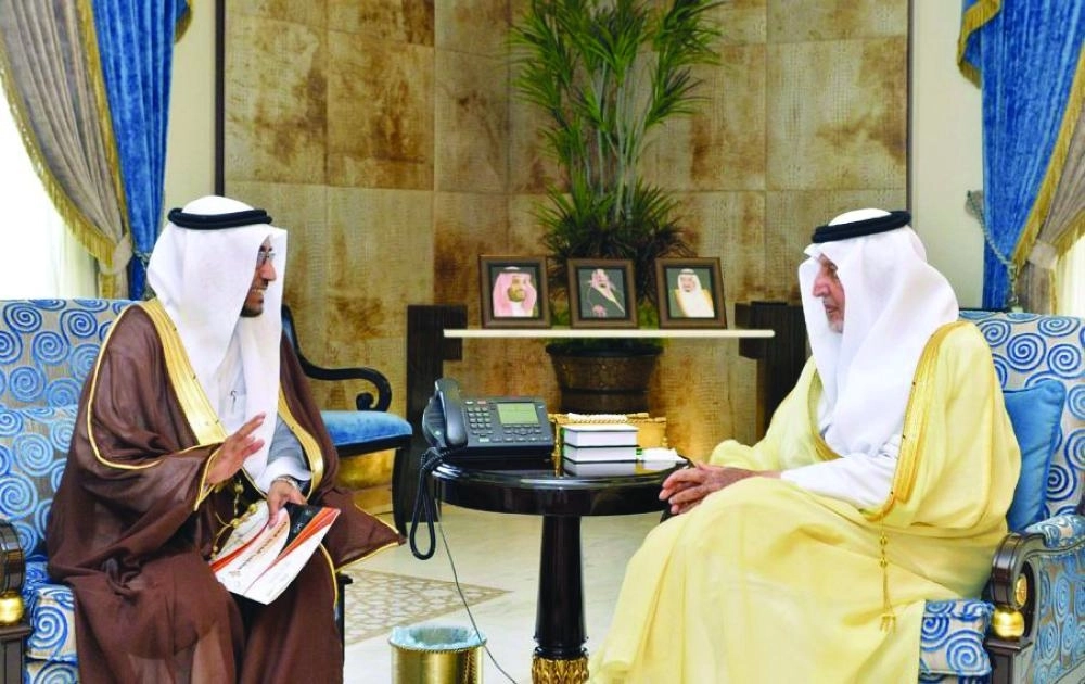 خالد الفيصل لدى استقباله سعد المسعودي  (مكة)