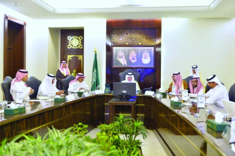 






خالد الفيصل لدى ترؤسه الاجتماع                                      (مكة)