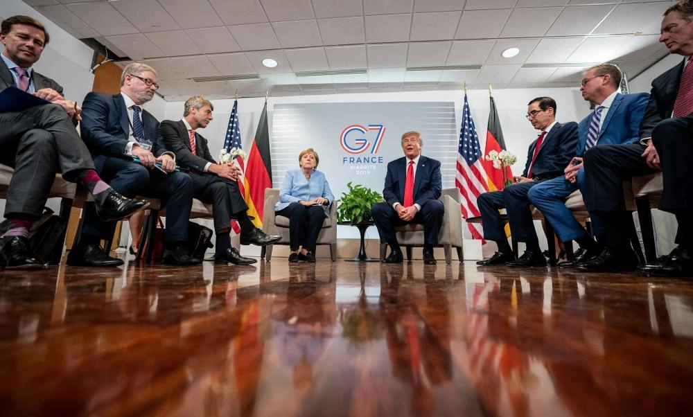 






ترمب وميركل في اجتماع بفرنسا                                                                    (د ب أ)