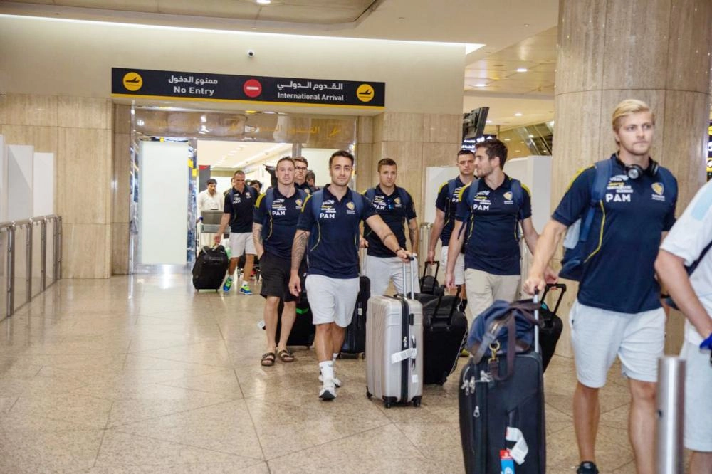 وصول إحدى البعثات مطار الملك فهد الدولي أمس