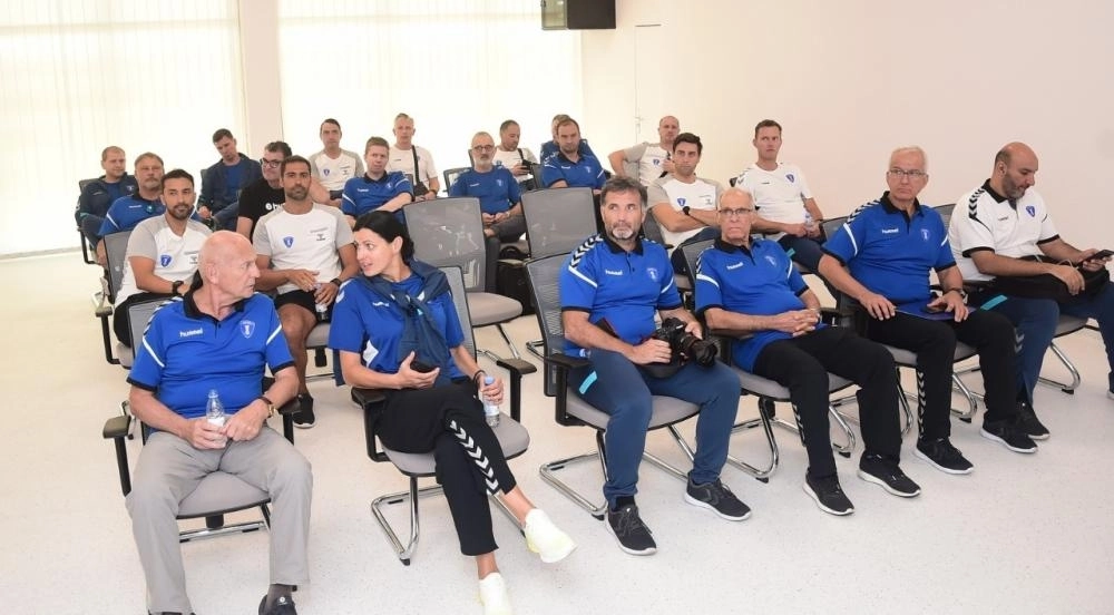 






وفد الاتحاد الدولي لكرة اليد عقب تفقده المرافق