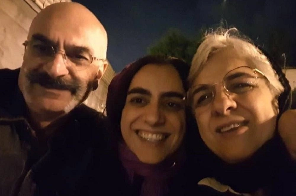 






أراس مع عائلتها