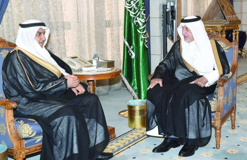 خالد الفيصل لدى استقباله أحمد الوردي  (مكة)