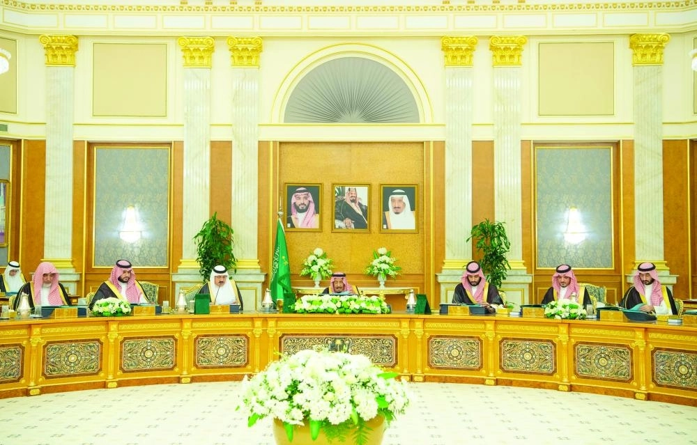 الملك سلمان لدى ترؤسه جلسة مجلس الوزراء في قصر السلام بجدة أمس (واس)