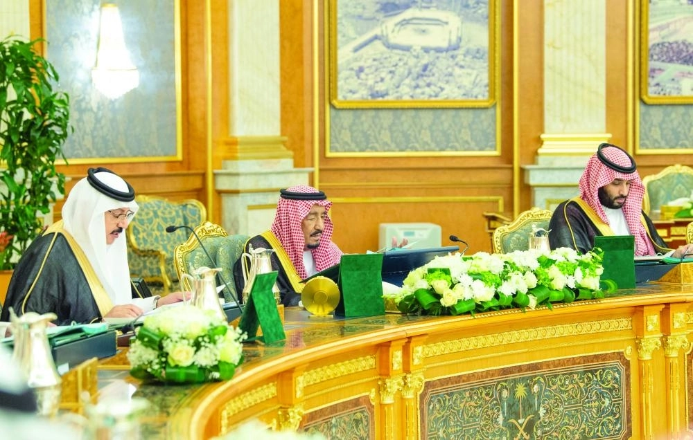 الملك سلمان لدى ترؤسه جلسة مجلس الوزراء في قصر السلام بجدة أمس (واس)