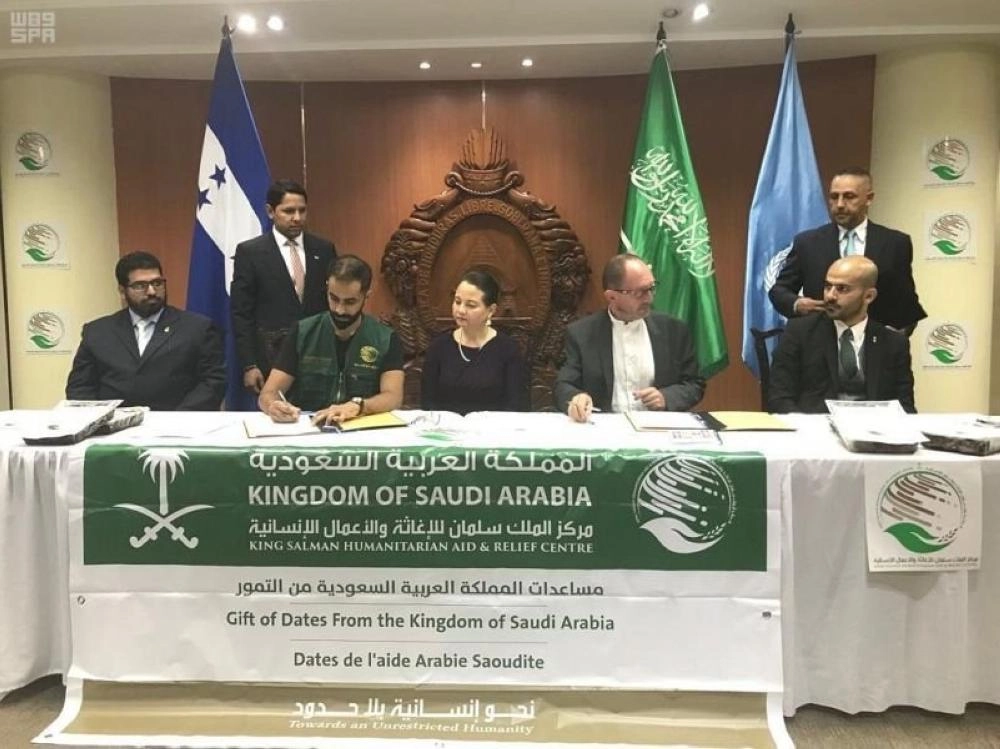فريق مركز الملك سلمان للإغاثة يسلم برنامج الأغذية العالمي في جمهورية هندوراس 260 طنا من التمور