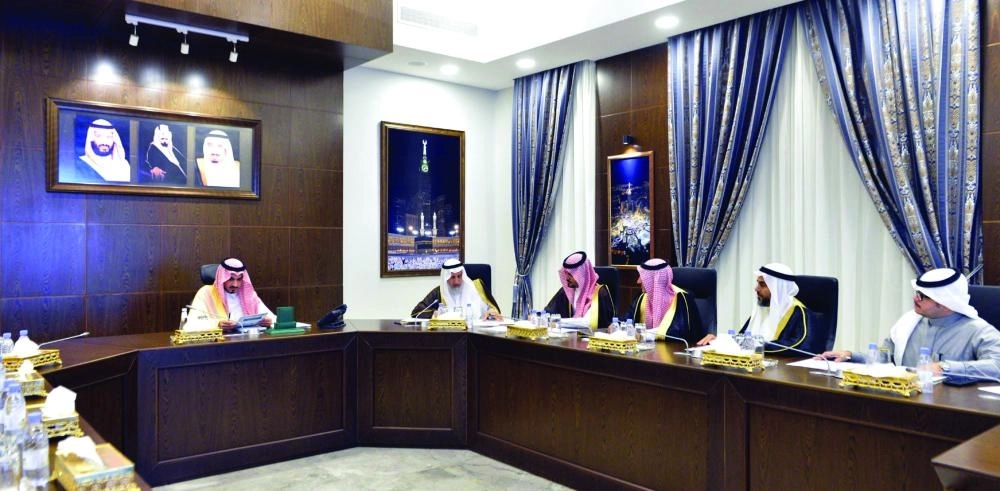 .. ويناقش استعدادات الجامعات     