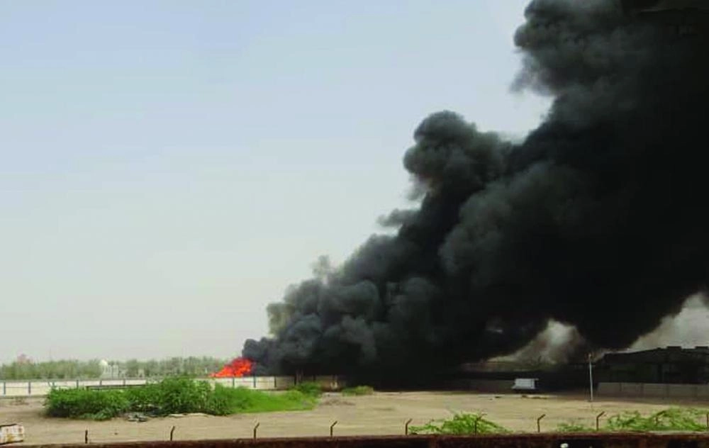 






آثار القصف الحوثي بالحديدة                    (مكة)