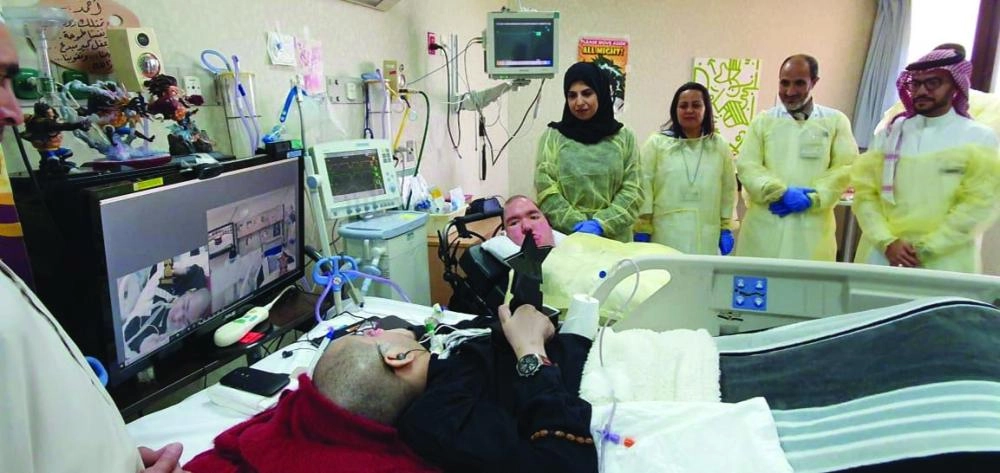 






تماضر الرماح وعمار بوقس لدى زيارتهما أحمد الحفظي في المستشفى        (مكة)