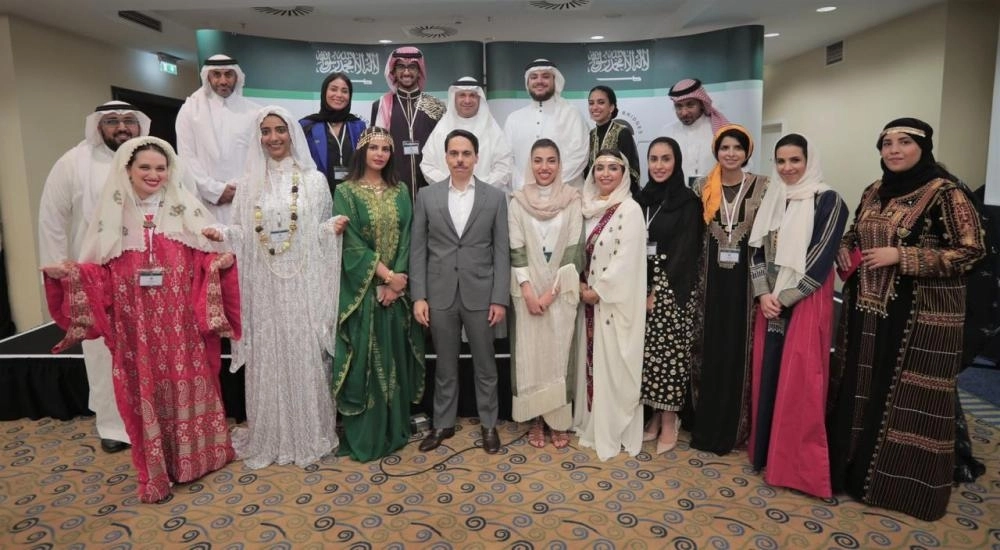 أعضاء جسور ثقافية مع السفير فيصل بن فرحان
