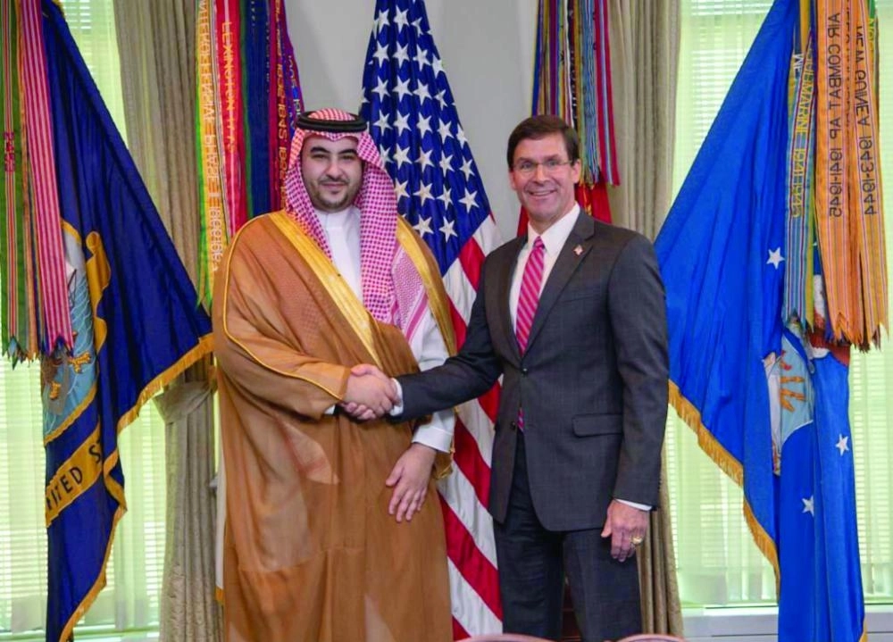 خالد بن سلمان خلال لقائه مارك إسبر (واس)