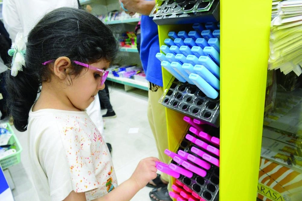 طالبة تنتقي لوازمها الدراسية                                                                       (مكة)