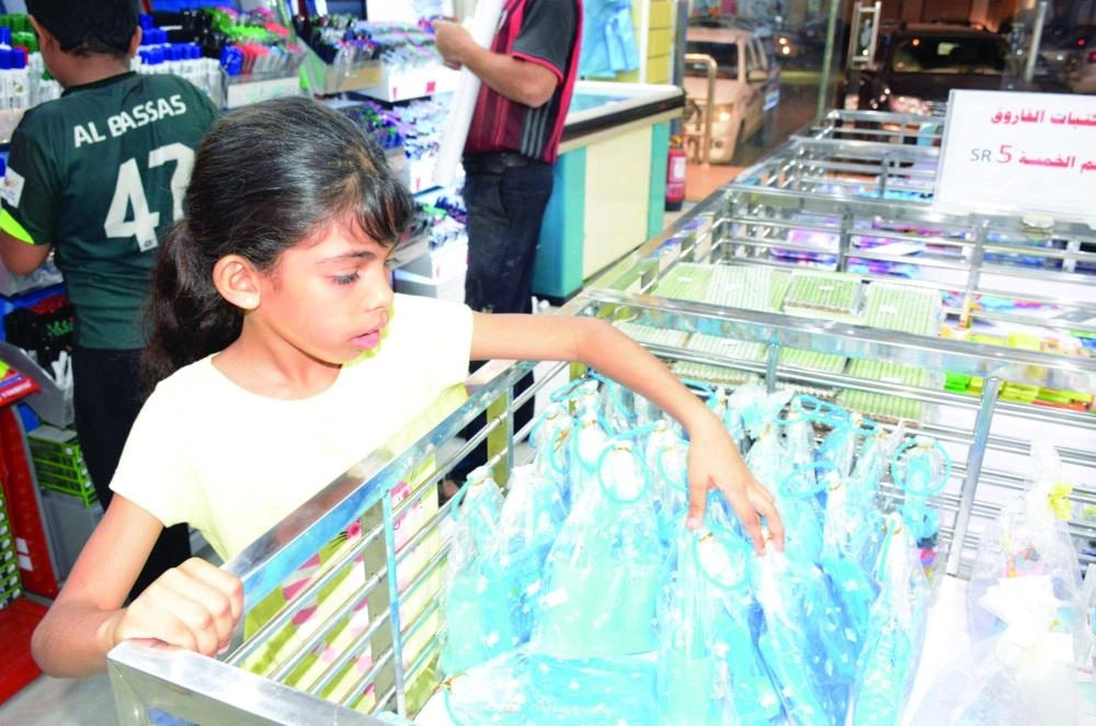 






طالبة تنتقي لوازمها الدراسية                         (مكة)