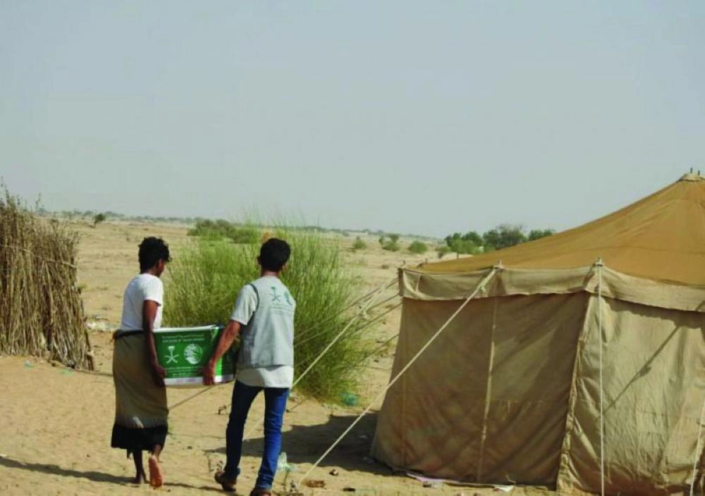 فريق المركز يحمل السلال للخيام (واس)