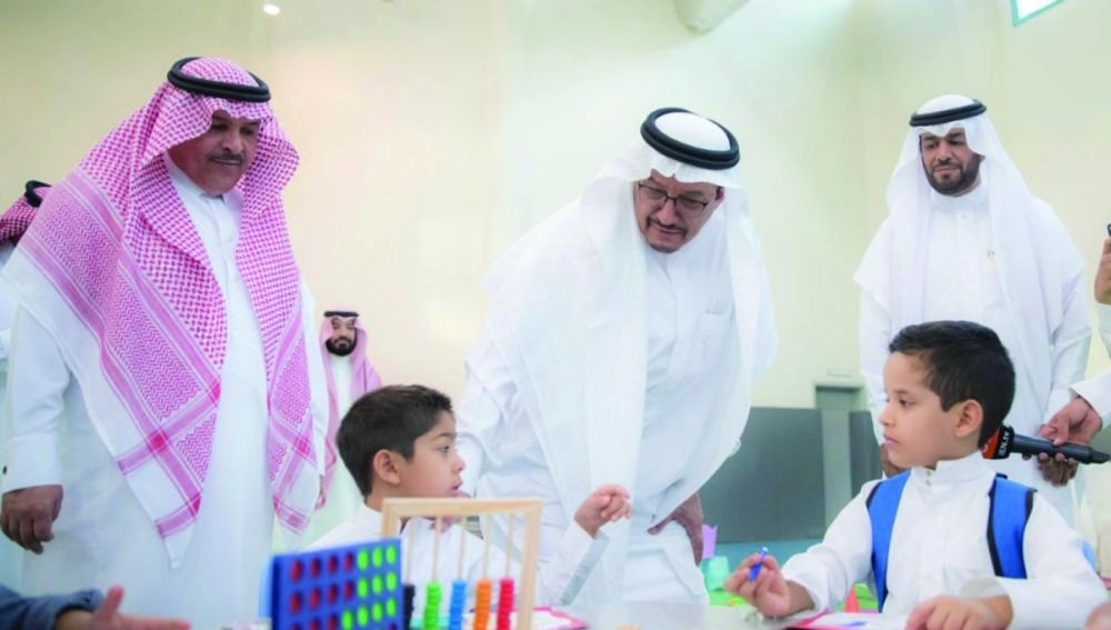 






حمد آل الشيخ خلال جولته في أول يوم دراسي             (مكة)