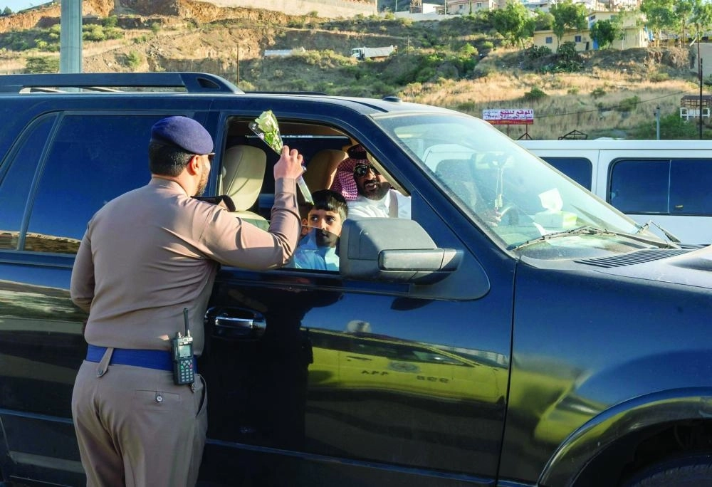 مرور الباحة يوزع الورود على الطلاب                                                          (مكة)