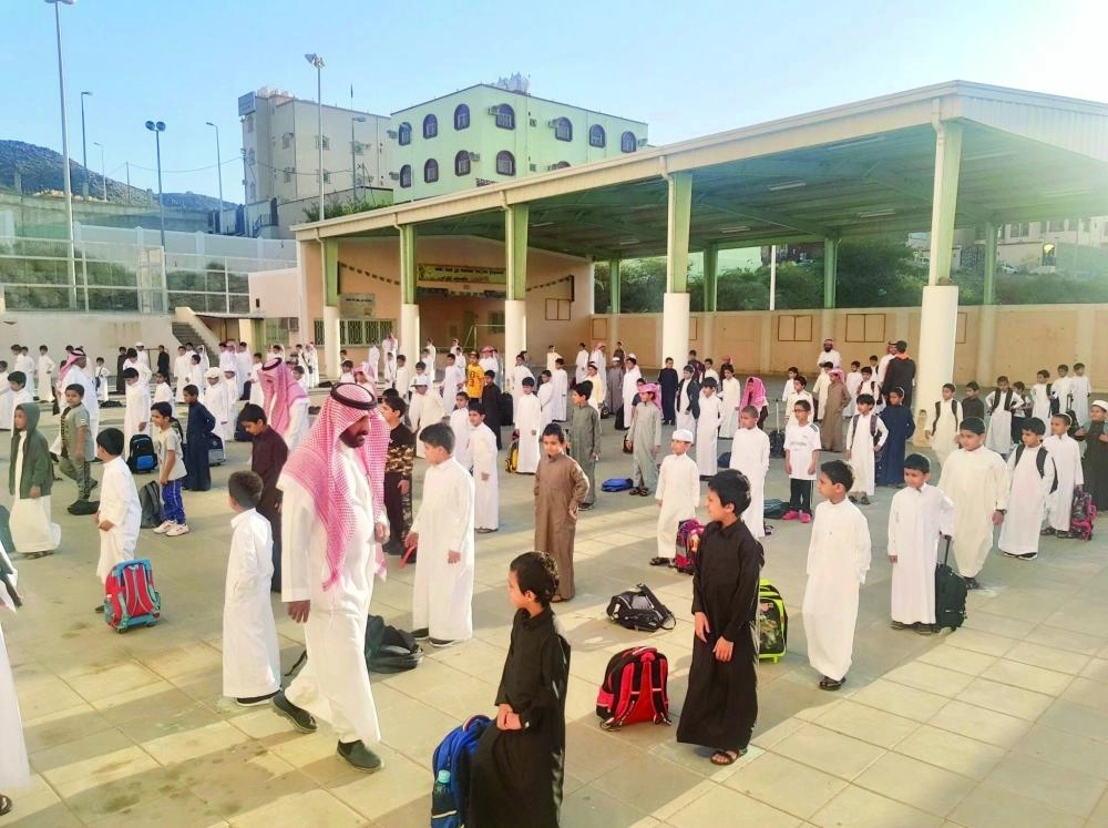 






طلاب بالحد الجنوبي خلال عودتهم للدراسة أمس