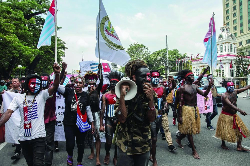 






طلاب بابوا  يرددون شعارات خلال مظاهرات تدعو إلى إجراء استفتاء على الاستقلال في وطنهم                         (د ب أ)